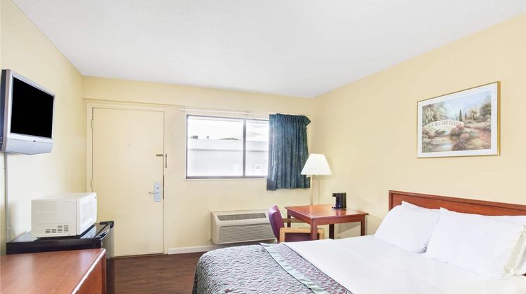 Days Inn Athens OH Room