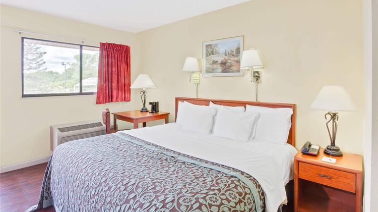 Days Inn Athens OH Room