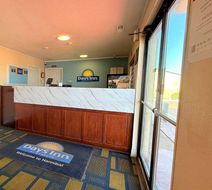 Days Inn - Hannibal Lobby
