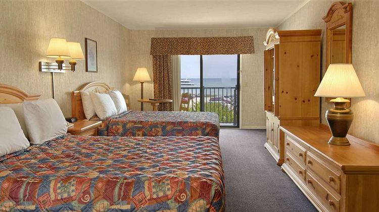 Days Inn by Wyndham Mackinaw City - Lakeview Room