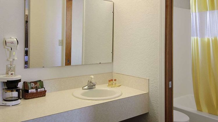 Days Inn by Wyndham Mackinaw City - Lakeview Room