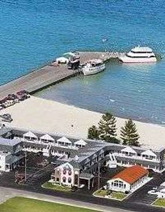 Days Inn by Wyndham Mackinaw City - Lakeview