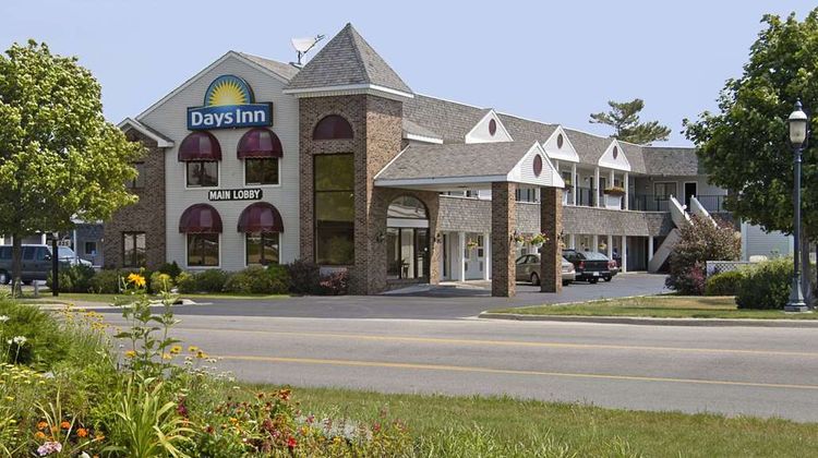 Days Inn by Wyndham Mackinaw City - Lakeview Exterior