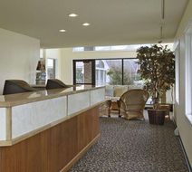 Days Inn by Wyndham Mackinaw City - Lakeview Lobby
