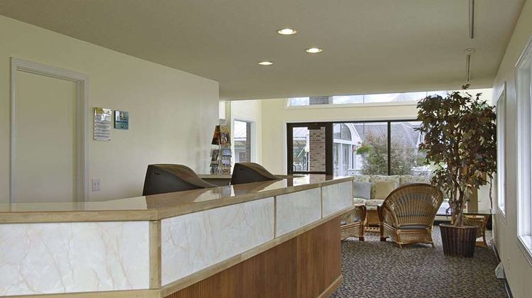 Days Inn by Wyndham Mackinaw City - Lakeview Lobby