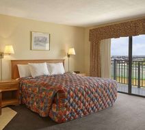 Days Inn by Wyndham Mackinaw City - Lakeview Room