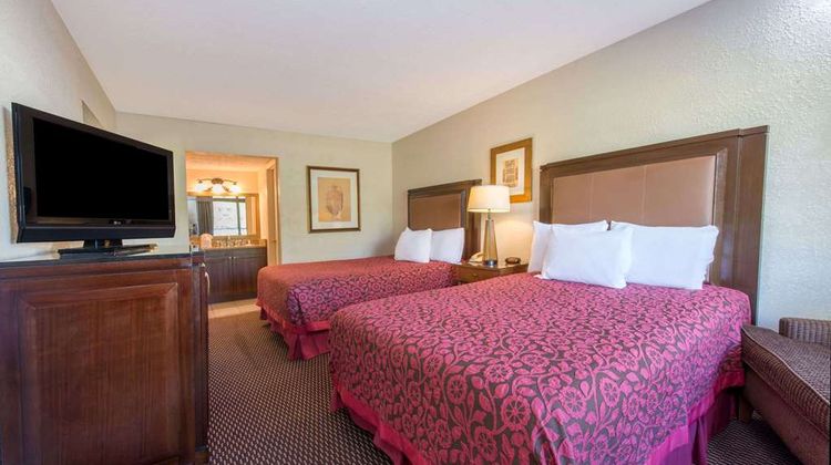 Days Inn & Suites Dayton North Room