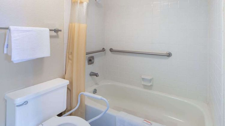 Days Inn & Suites Dayton North Room