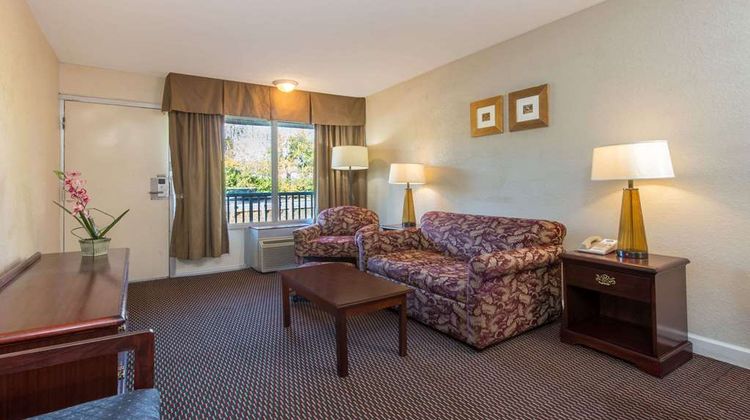 Days Inn & Suites Dayton North Suite