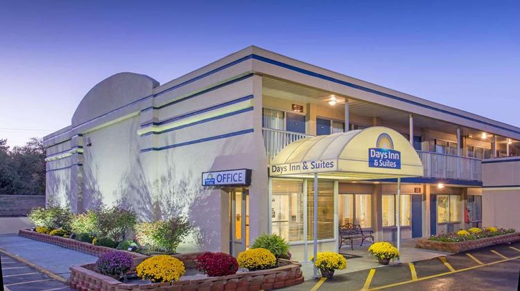 Days Inn & Suites Dayton North Exterior