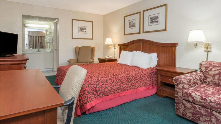 Days Inn & Suites Dayton North Suite