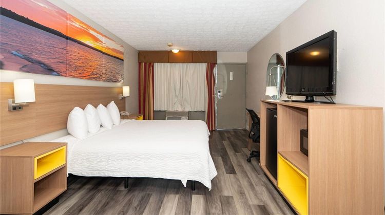 Days Inn & Suites Dayton North Room