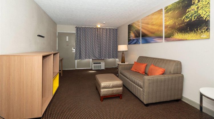 Days Inn & Suites Dayton North Room