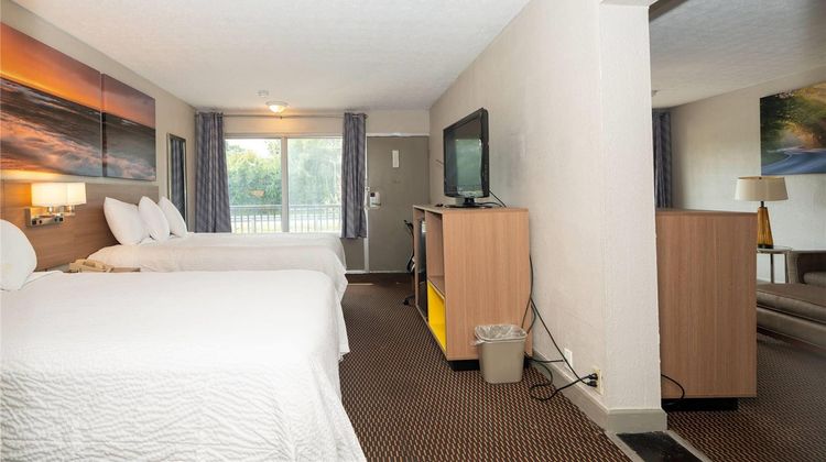 Days Inn & Suites Dayton North Room