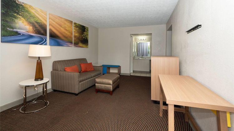 Days Inn & Suites Dayton North Room