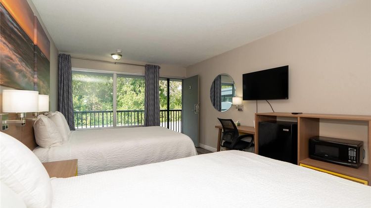 Days Inn & Suites Dayton North Room