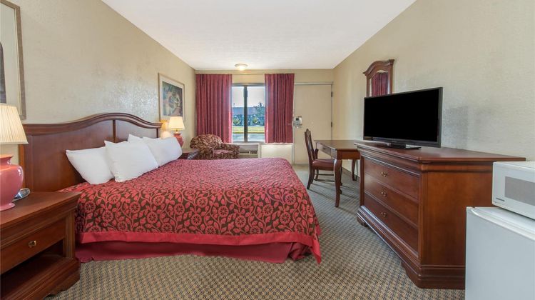 Days Inn & Suites Dayton North Room