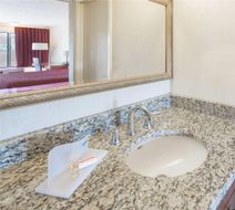 Days Inn & Suites Dayton North Room