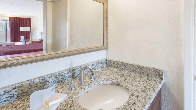 Days Inn & Suites Dayton North Room