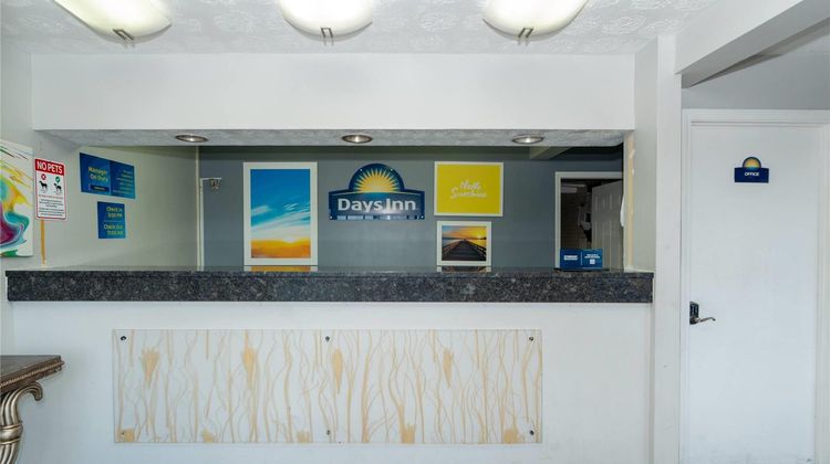 Days Inn & Suites Dayton North Lobby