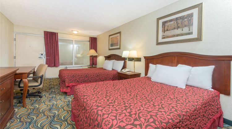 Days Inn & Suites Dayton North Room
