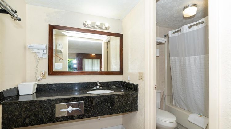 Days Inn & Suites Dayton North Room