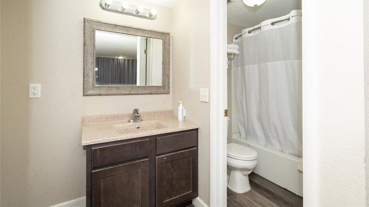 Days Inn & Suites Dayton North Room