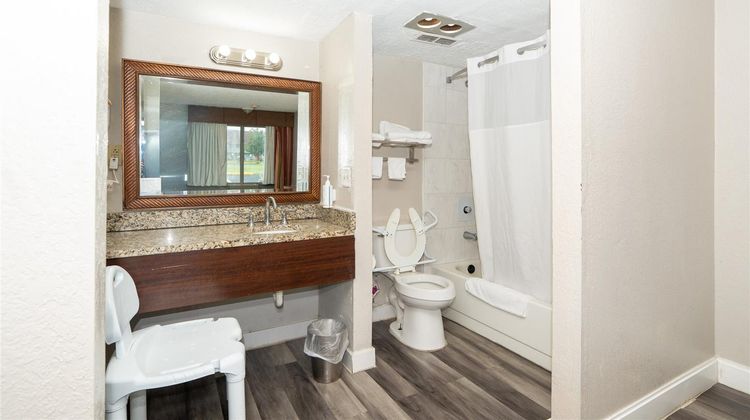 Days Inn & Suites Dayton North Room