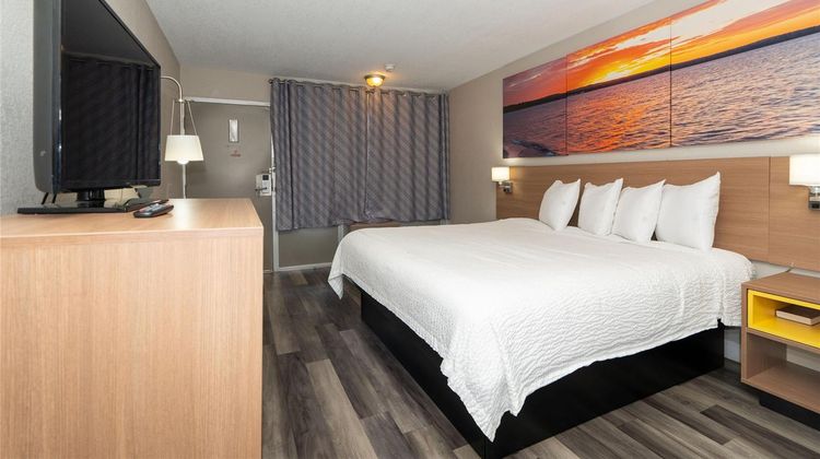 Days Inn & Suites Dayton North Room