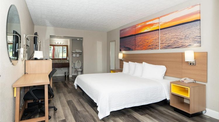 Days Inn & Suites Dayton North Room