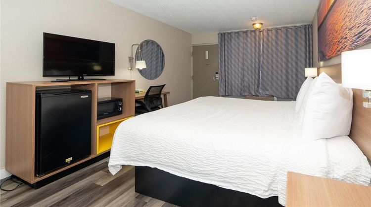 Days Inn & Suites Dayton North Room