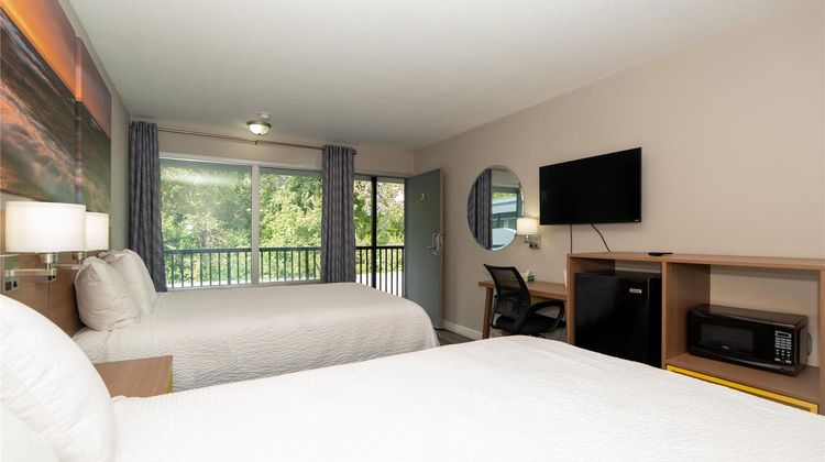 Days Inn & Suites Dayton North Room