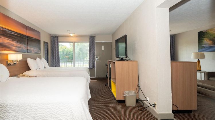 Days Inn & Suites Dayton North Room