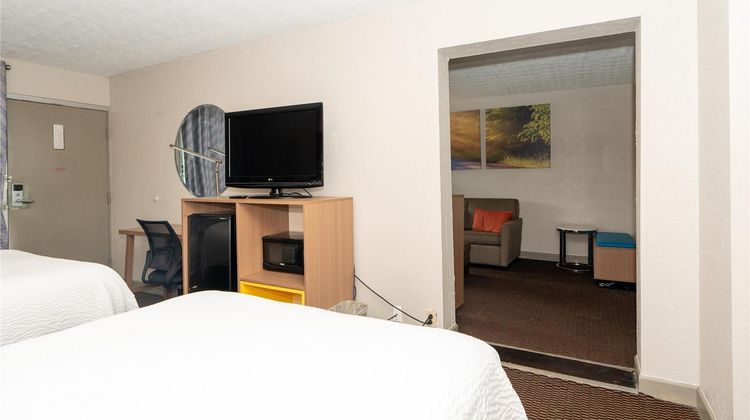 Days Inn & Suites Dayton North Room