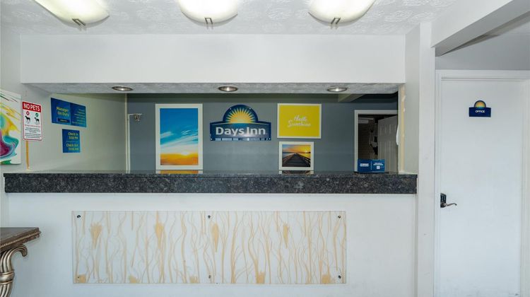 Days Inn & Suites Dayton North Lobby