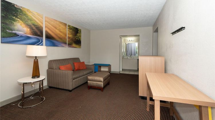 Days Inn & Suites Dayton North Room