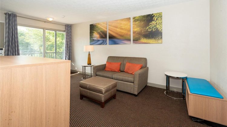 Days Inn & Suites Dayton North Room