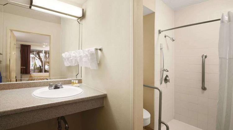 Days Inn Alexandria Room