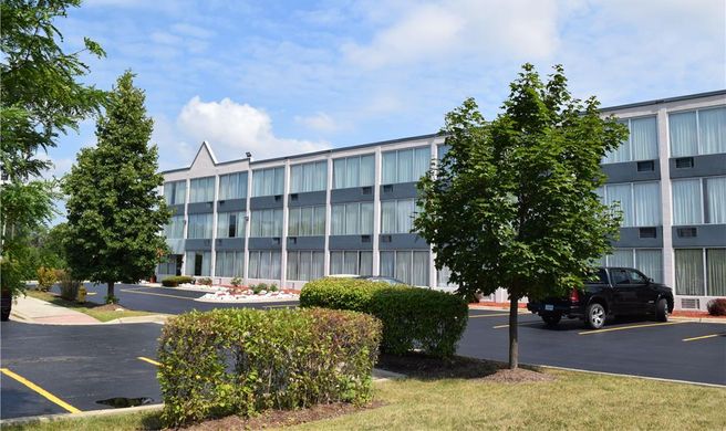 Baymont by Wyndham Addison Exterior