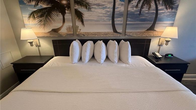 <b>Days Inn by Wyndham-Oakland Park Airport Room</b>. Images powered by <a href="https://iceportal.shijigroup.com/" title="IcePortal" target="_blank">IcePortal</a>.