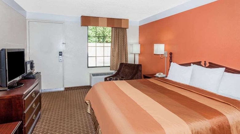 <b>Days Inn Dalton Room</b>. Images powered by <a href="https://iceportal.shijigroup.com/" title="IcePortal" target="_blank">IcePortal</a>.