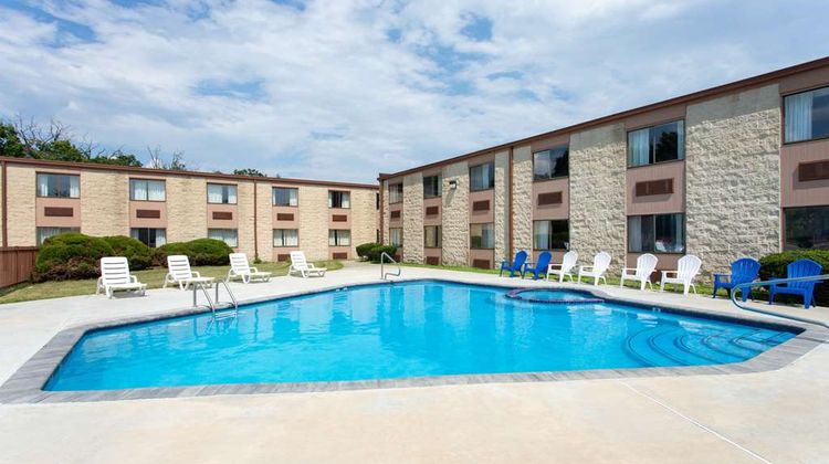 Days Inn Hillsborough Pool