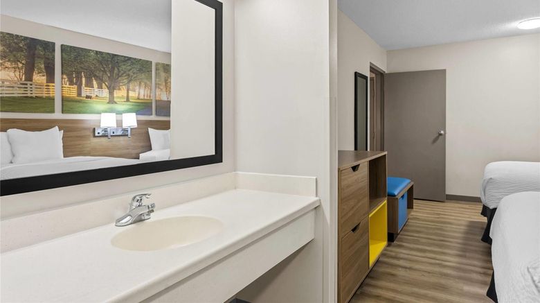 <b>Days Inn by Wyndham Valdosta I-75 Suite</b>. Images powered by <a href="https://iceportal.shijigroup.com/" title="IcePortal" target="_blank">IcePortal</a>.
