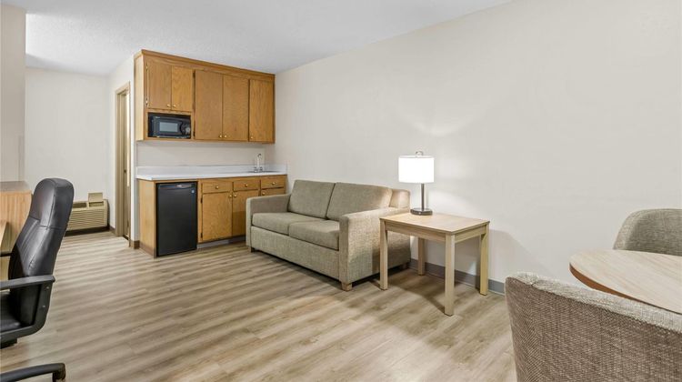 Days Inn by Wyndham Valdosta I-75 Suite
