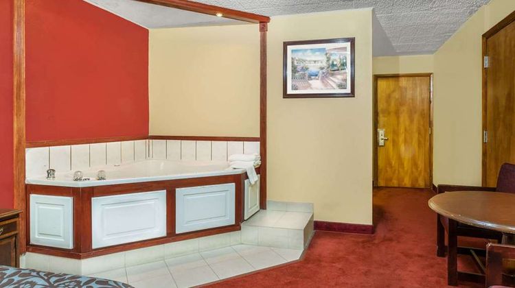 Days Inn Scranton PA Suite