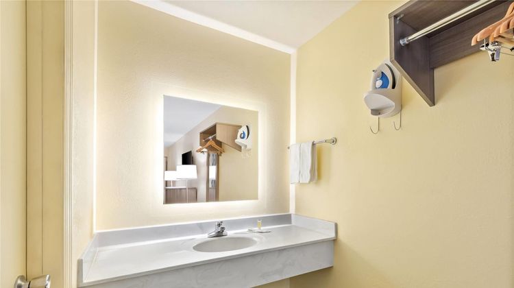 Days Inn Cleveland TN Suite