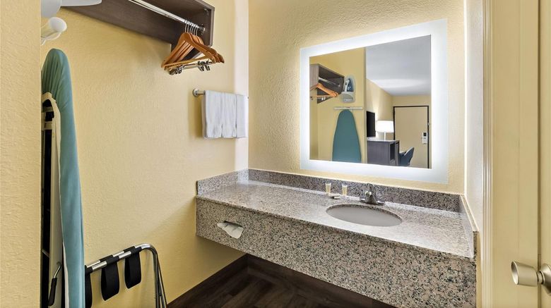 <b>Days Inn Cleveland TN Room</b>. Images powered by <a href="https://iceportal.shijigroup.com/" title="IcePortal" target="_blank">IcePortal</a>.