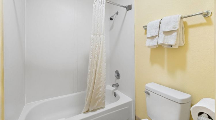 Days Inn Cleveland TN Room
