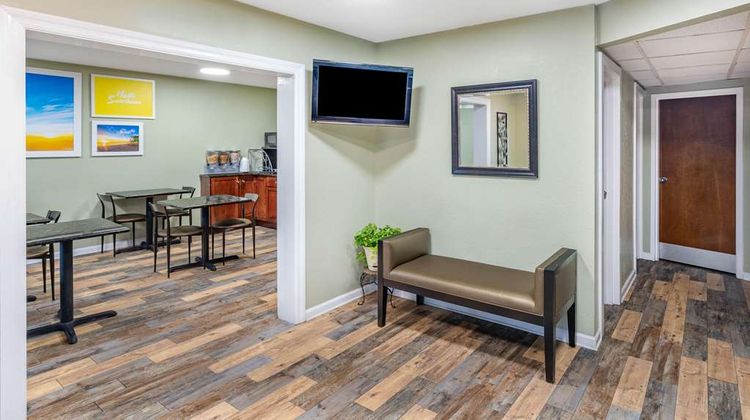 Days Inn Clarksville TN Lobby