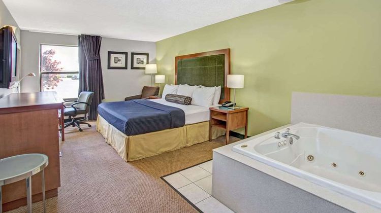 Days Inn Great Lakes/N. Chicago Suite